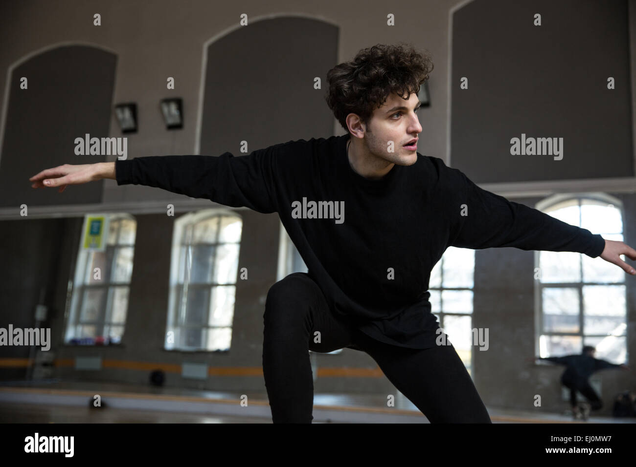 Hübscher junger Mann tanzen in der Turnhalle Stockfoto