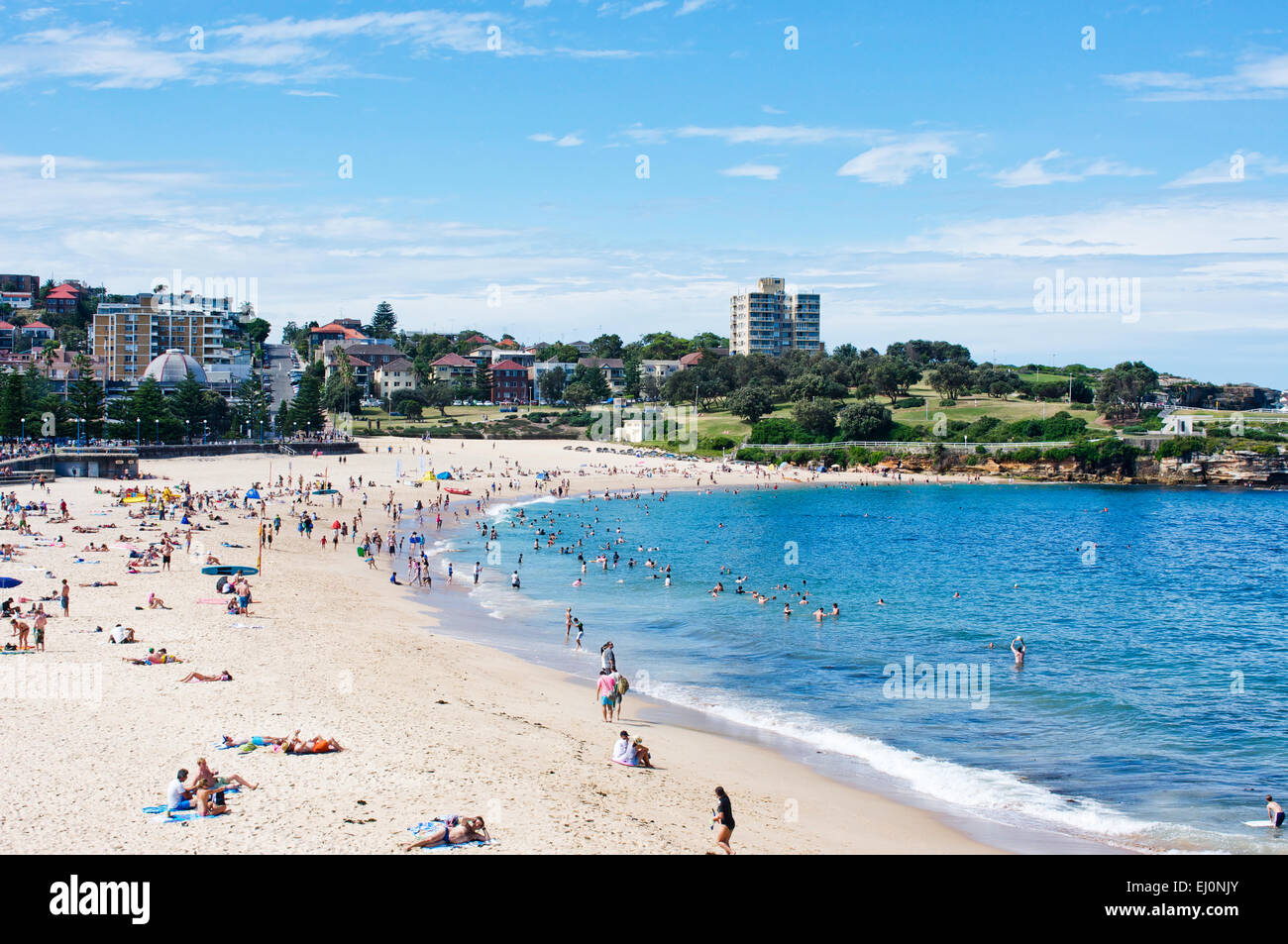 Vollgepackt mit Schwimmer und Sonnenanbeter, die Links-Kurve von Coogee Beach in Sydney, Australien an einem hellen, sonnigen Tag. Stockfoto