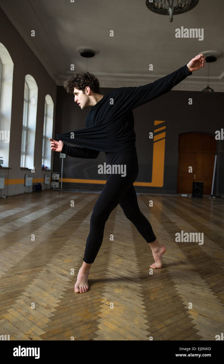Junger Mann Tanzen Ballett in Turnhalle Stockfoto
