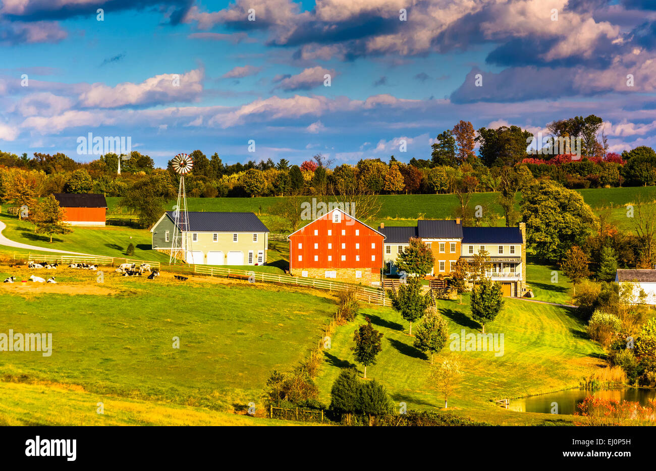 Blick auf Scheune und Häuser auf einer Farm im ländlichen York County, Pennsylvania. Stockfoto