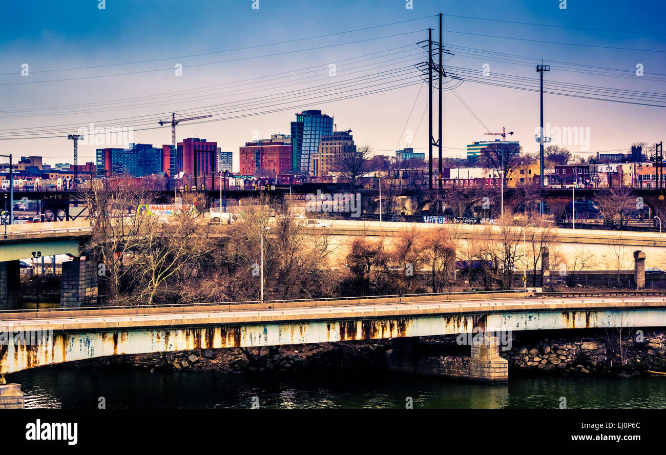 Blick auf Brücken über den Schuylkill River und West Philadelphia, Pennsylvania. Stockfoto