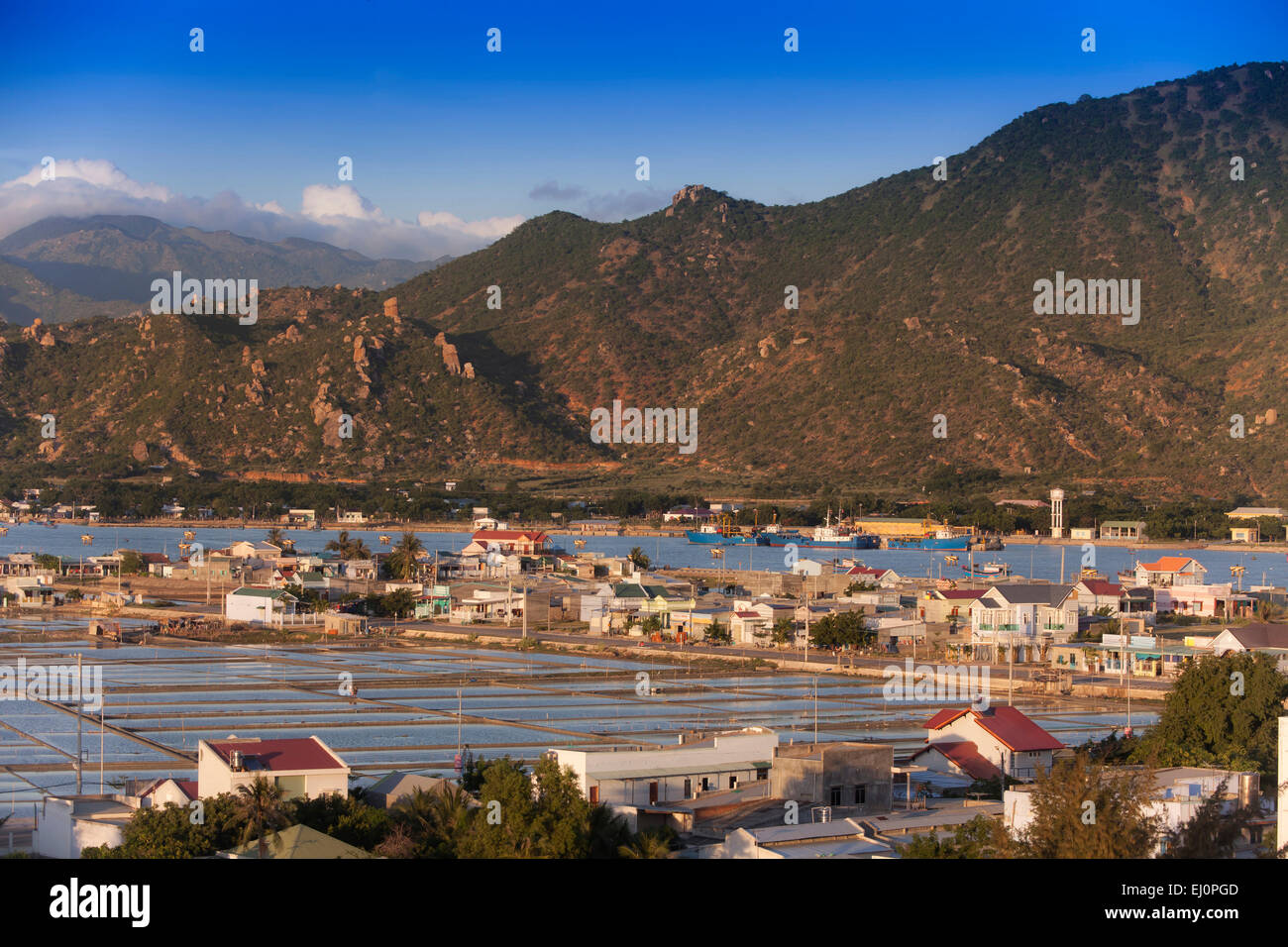 künstliche, Phan Rang, Ninh, Thuan, Vietnam, Asien, Waschbecken, außen, Mineral, Mineralien, Herstellung, Produktion, Stubenmaedchen, Salz Stockfoto