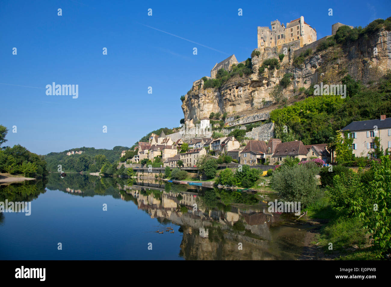 Beynac-Et-Cazenac, Sarlat la Caneda, Dordogne, Aquitaine, Frankreich, Dordogne Fluß, Chateau de Baynac, hoch oben auf der Klippe, com Stockfoto