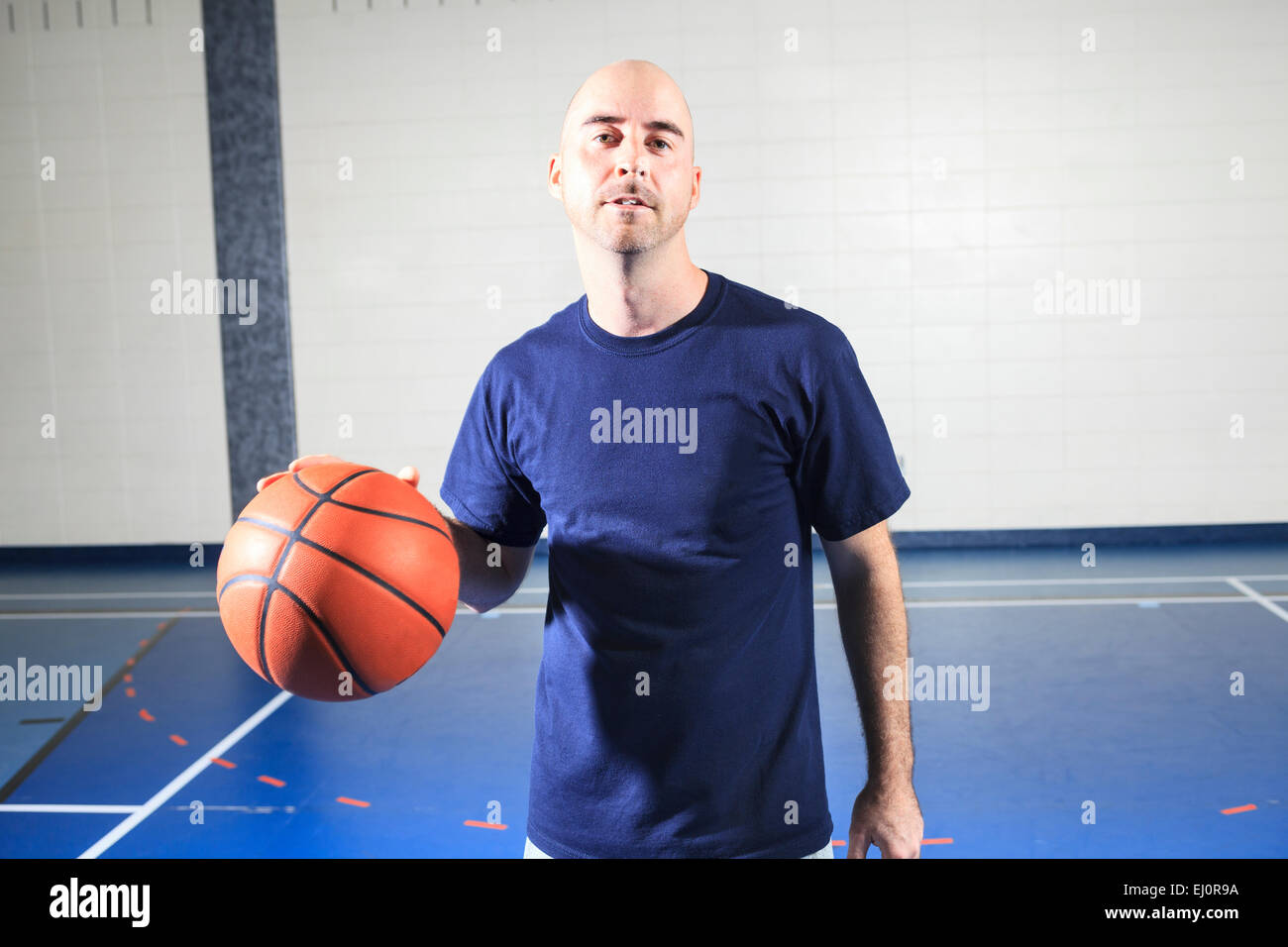 Flatternd Basketballspieler spielen sein Lieblingssport Stockfoto