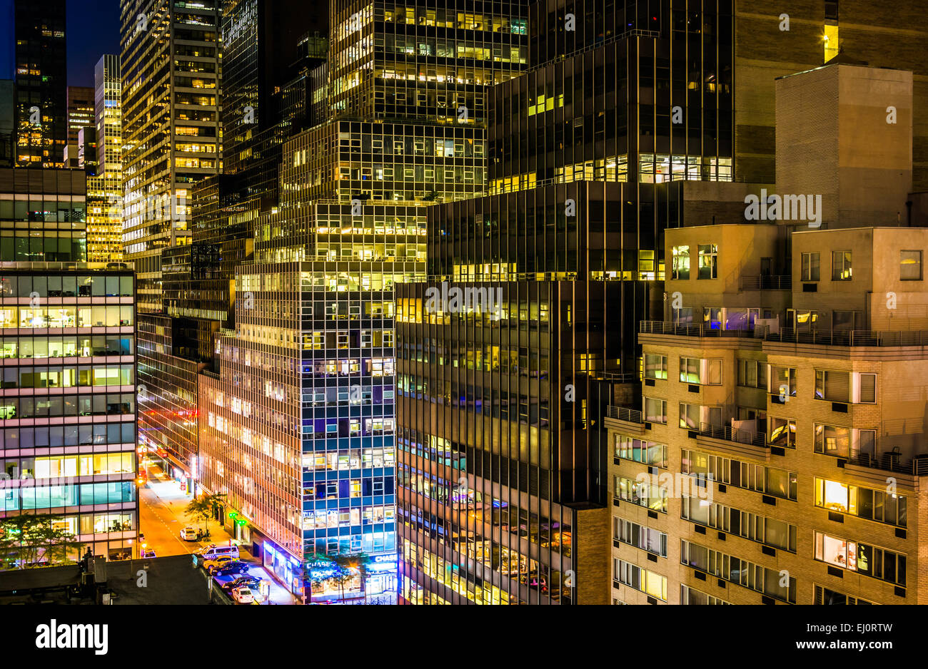 Blick auf moderne Architektur entlang der 51st Street in der Nacht in Manhattan, New York. Stockfoto