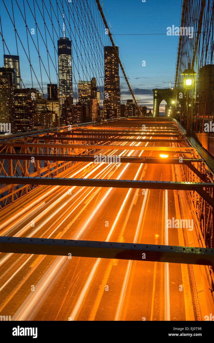 USA, USA, Amerika, New York, Brooklyn Bridge, Brücke, Verkehr, Dämmerung, Stadt, vertikal Stockfoto