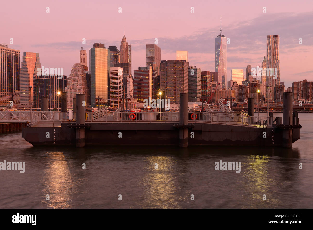 USA, USA, Amerika, New York, Skyline, Manhattan, East River, Deck, Stadt, Stadtbild, Dawn, one World Trade Centers, Welt Stockfoto