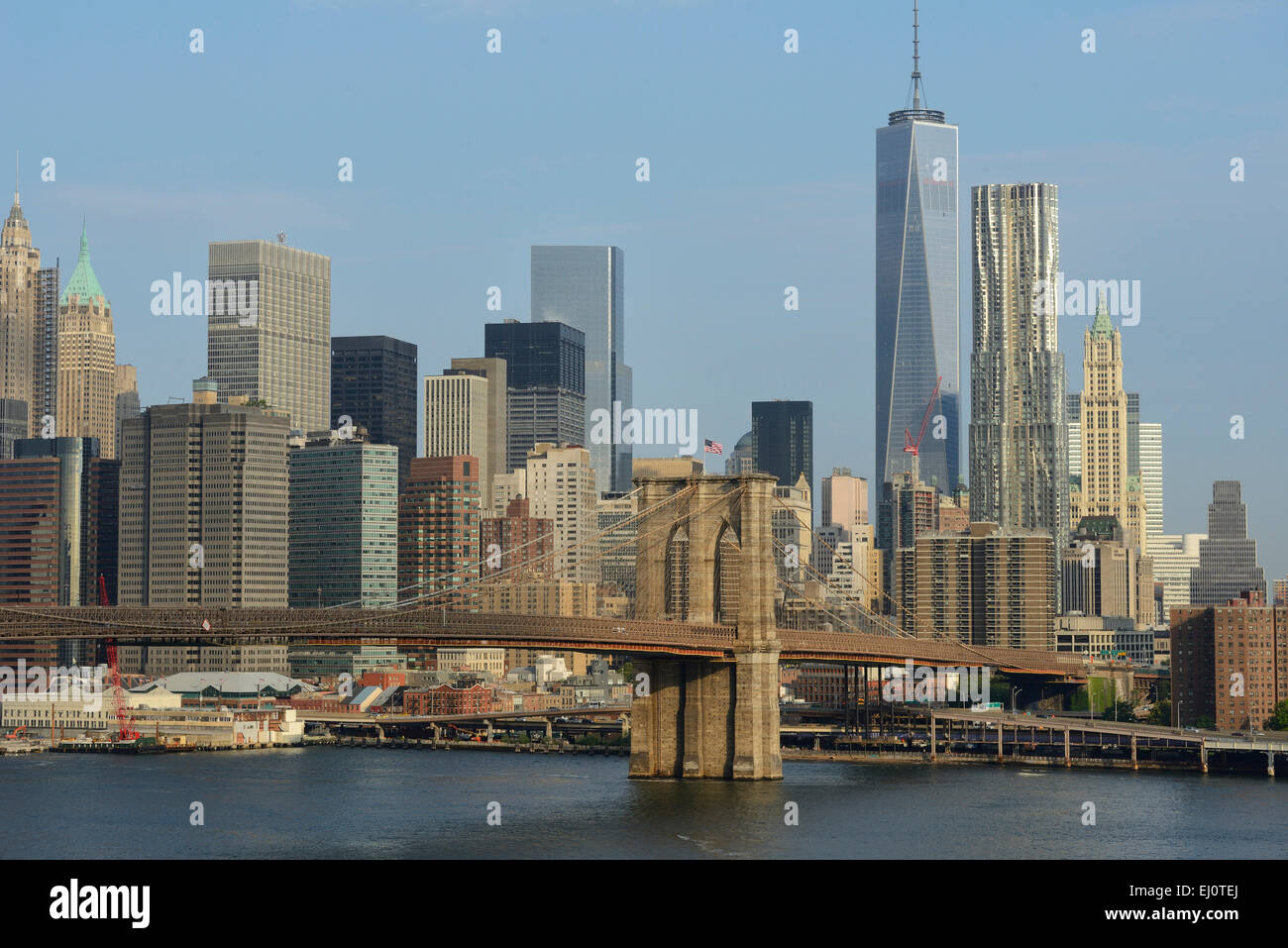 USA, USA, Amerika, New York, East River, Brooklyn Bridge, Brücke, Freiheitsturm, Skyline, Stadt Stockfoto