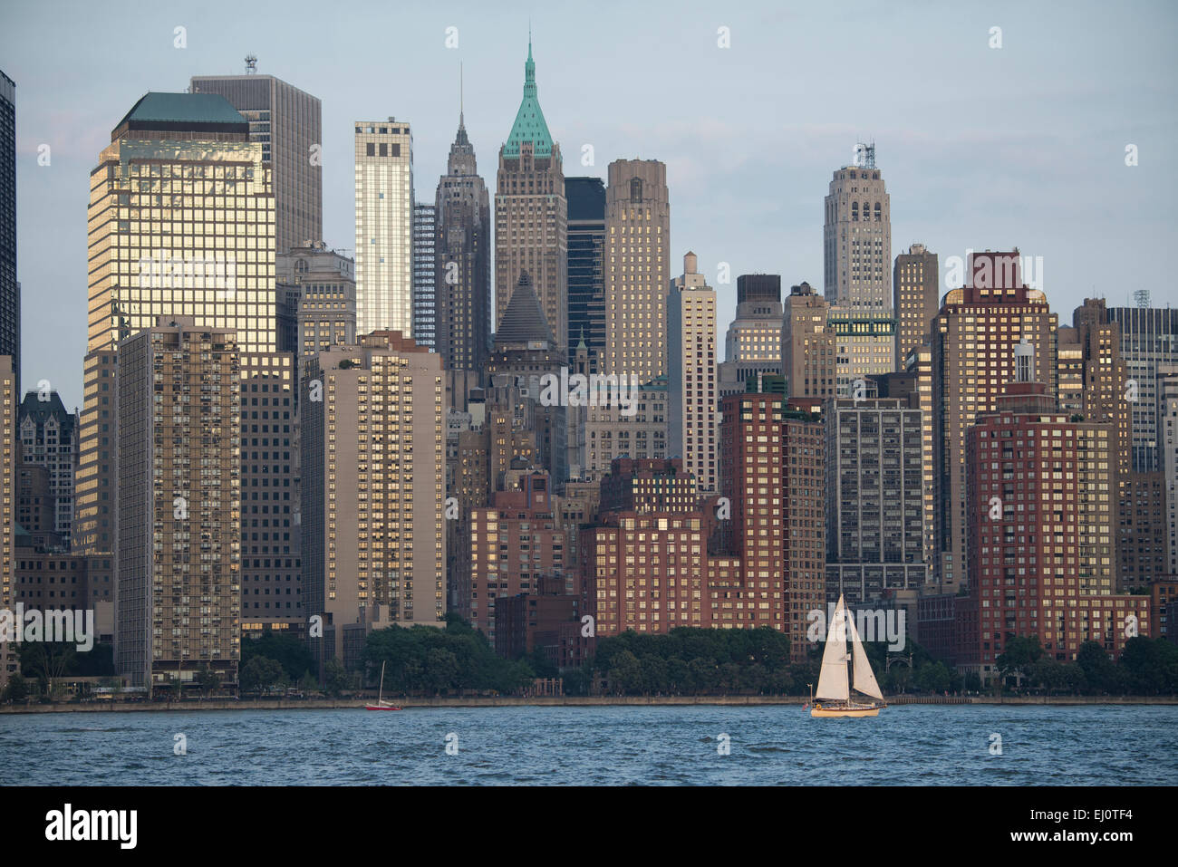 New York, USA, USA, Amerika, Manhattan, Hudson, Fluß, Skyline, Stadt, Segelboot Stockfoto