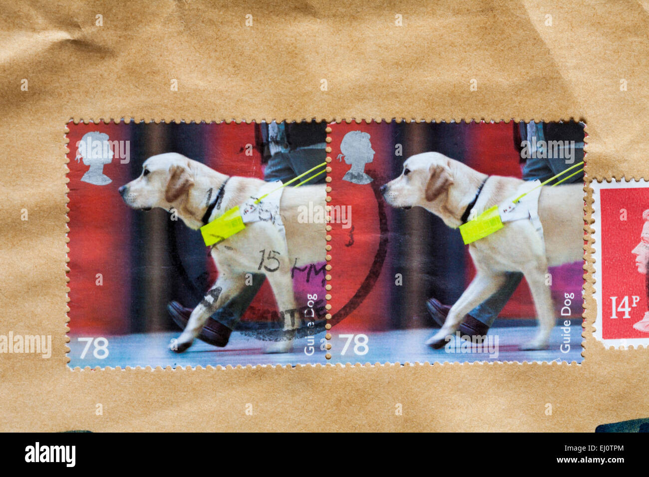 Blindenhund Briefmarken auf braunen Umschlag Paket Stockfoto