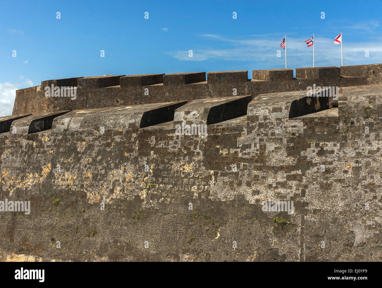 Drei Fahnen auf Castillo San Christobal. Stockfoto