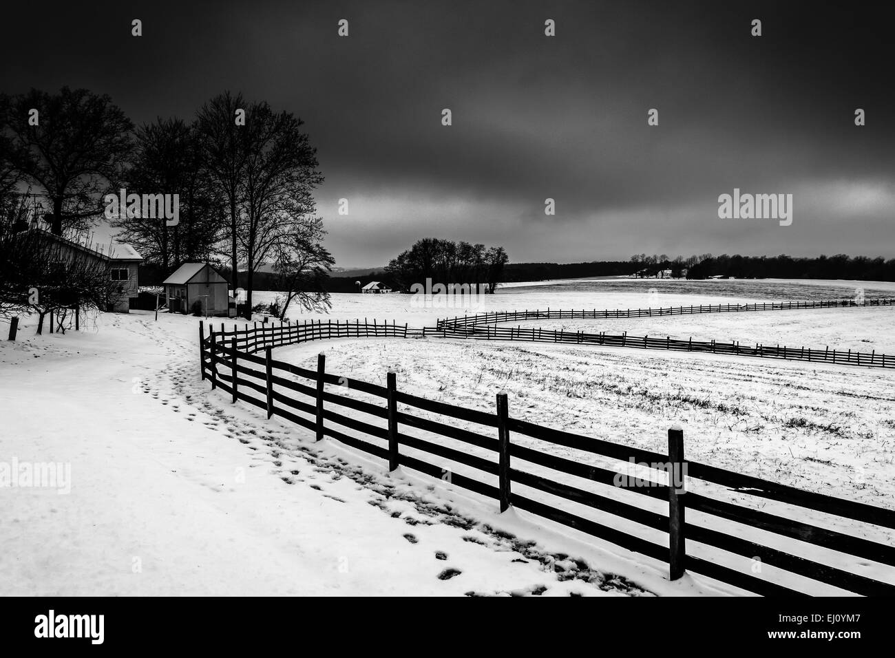 Winter-Blick auf einem Bauernhof im ländlichen York County, Pennsylvania. Stockfoto