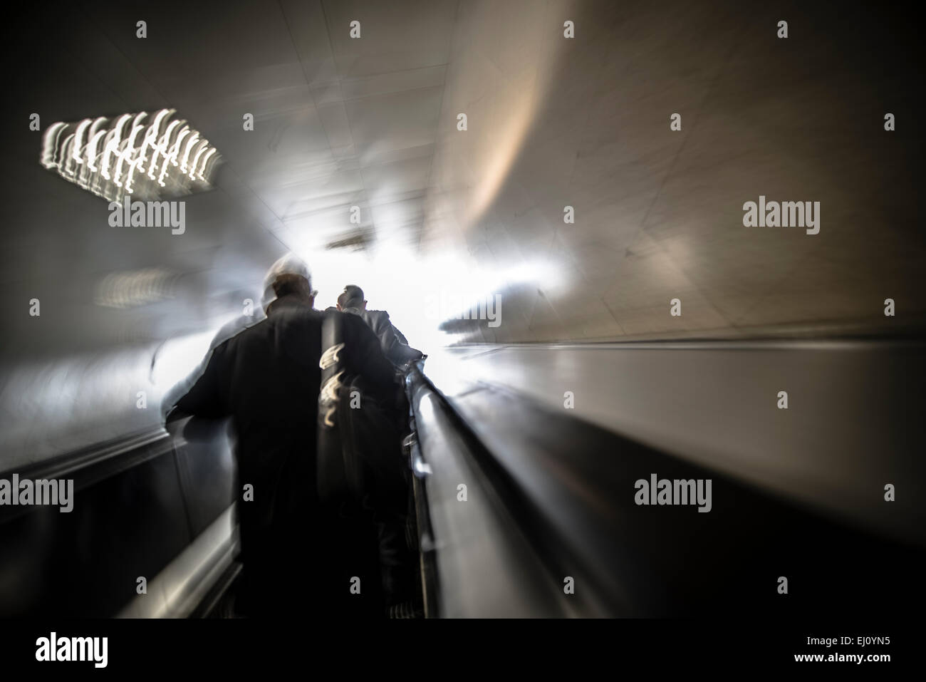 Menschen an bewegten Rolltreppe, Londoner u-Bahn Stockfoto