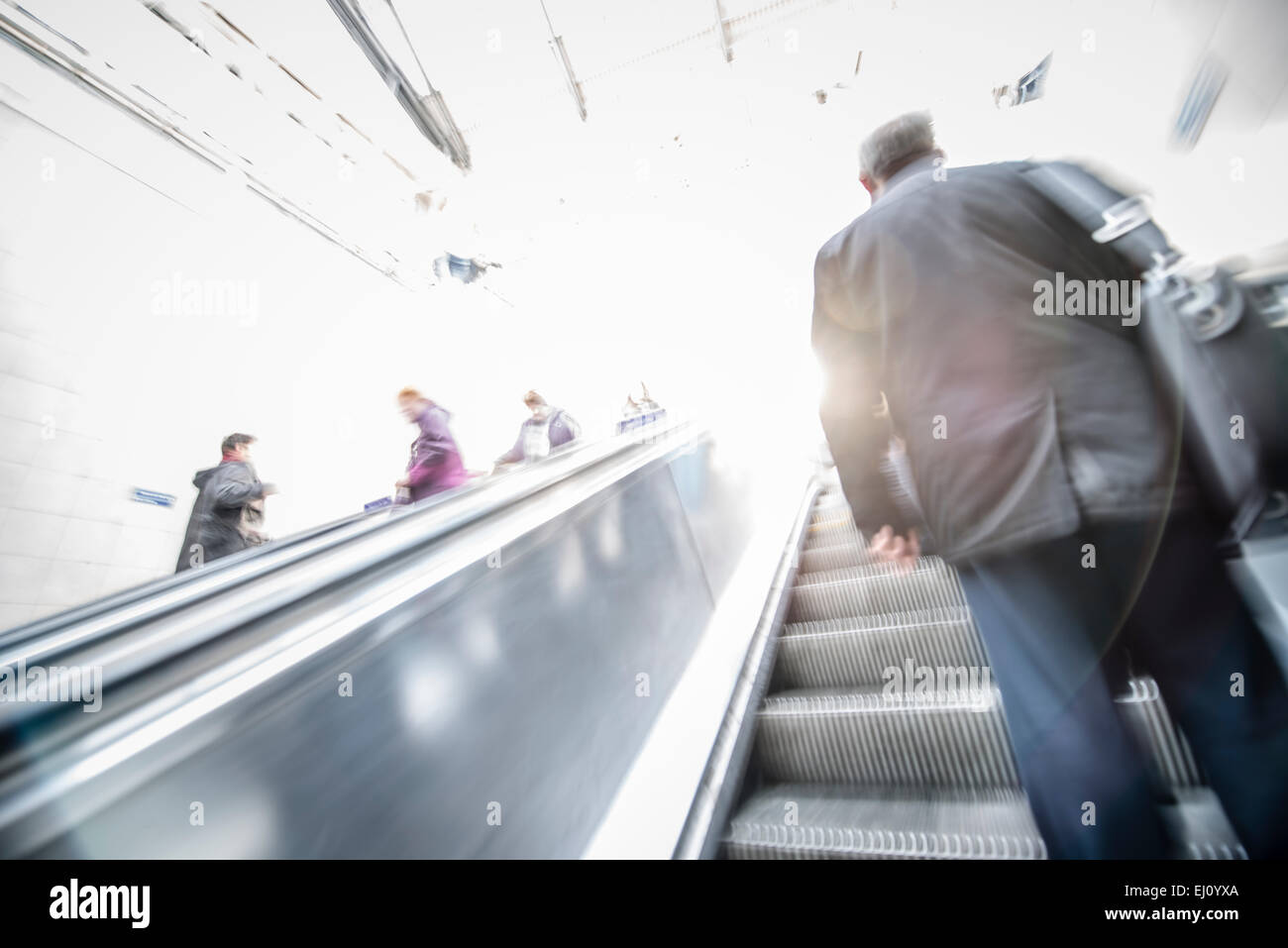 Menschen an bewegten Rolltreppe, Londoner u-Bahn Stockfoto