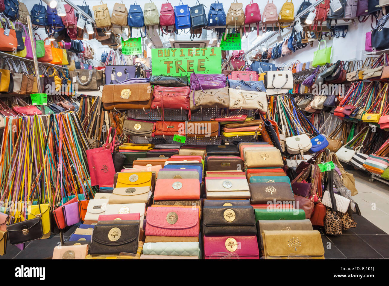 China, Hong Kong, Stanley Market, Anzeige von gefälschten Geldbörsen und Handtaschen Shop Stockfoto