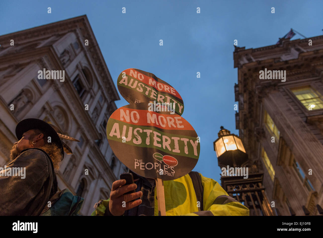 London, UK. 18. März 2015. Demonstranten gegen Sparpolitik halten '' ˜pots und Pfannen Demonstration außerhalb Downing Street gegen jede weitere Kürzungen bei öffentlichen Ausgaben angelegt im Haushalt am Mittwoch, folgende Offenbarungen Kanzler George Osborne wird enthüllen weitere Steuersenkungen für die reichen. © Velar Grant/ZUMA Wire/ZUMAPRESS.com/Alamy Live-Nachrichten Stockfoto