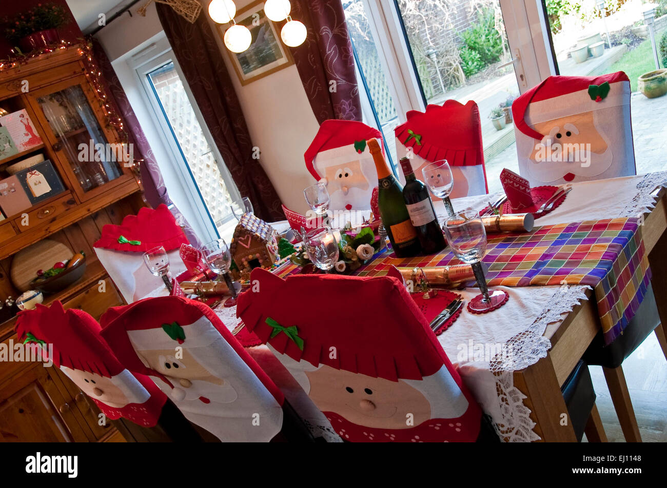 Horizontale Ansicht einer Tabelle gelegt Weihnachtsessen bereit für eine Familie. Stockfoto