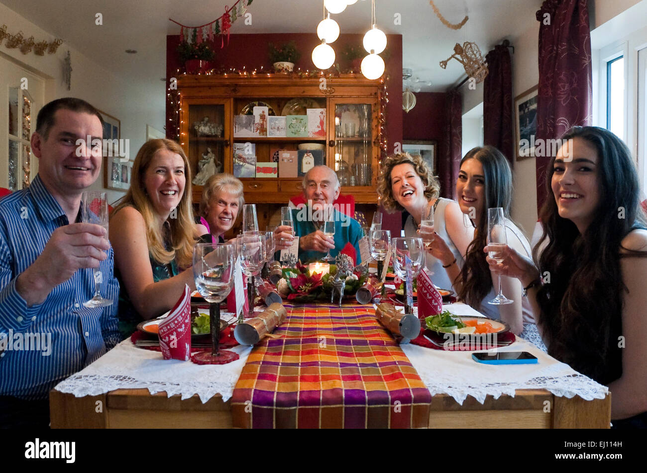 Horizontale Ansicht von drei Generationen einer Familie zusammen Weihnachtsmittagessen genießen. Stockfoto