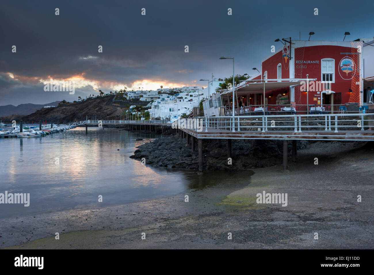 Puerto del Carmen, Spanien, Europa, Kanarische Inseln, Lanzarote, Stadt, Stadt, Hafen, Hafen, Restaurant, Abend, Beleuchtung, in der Nacht Stockfoto