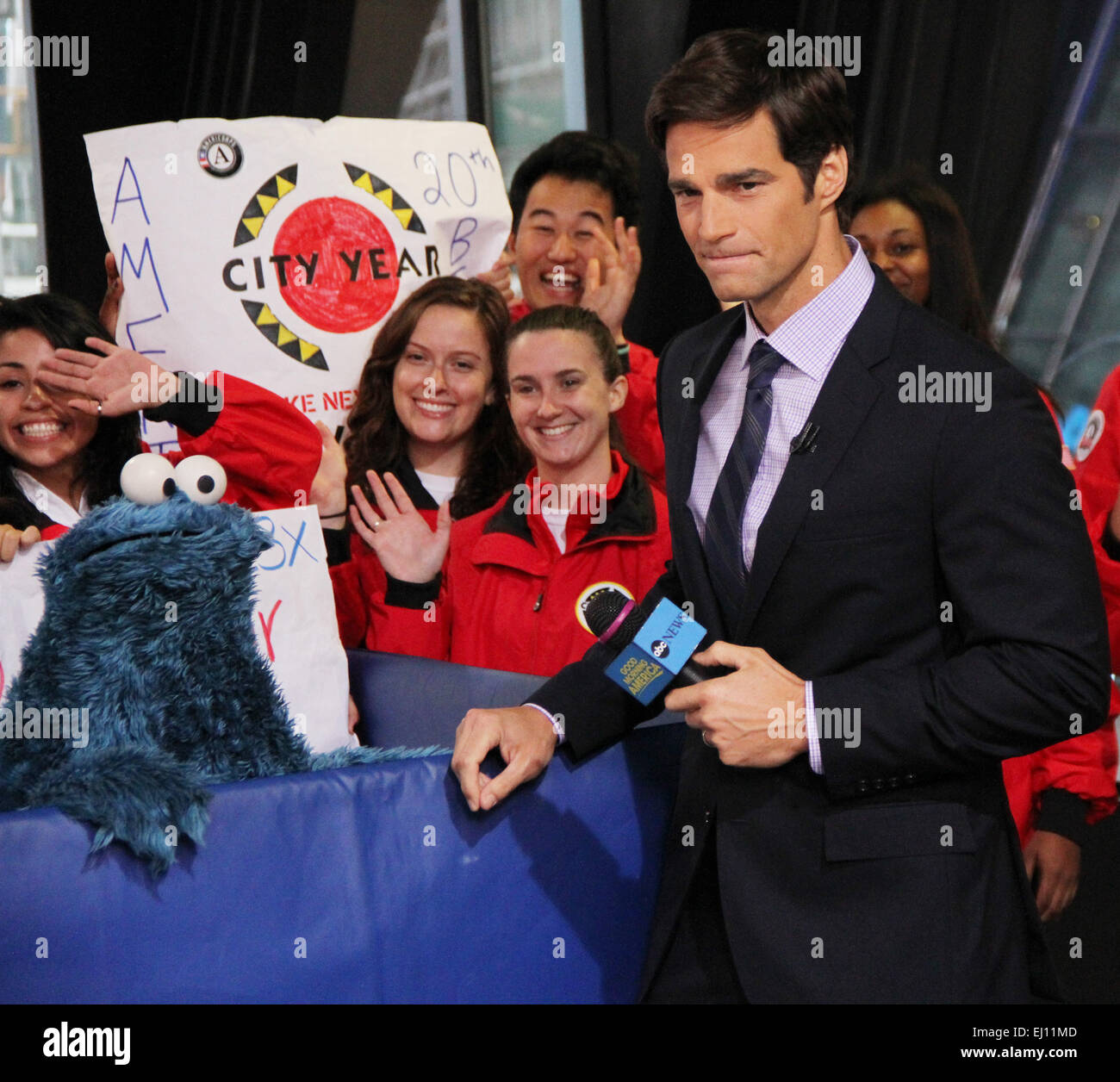 Meteorologe Rob Marciano ist zusammen mit Figuren der Sesamstraße Elmo, Krümelmonster, Abby Cadabby und Grover auf Good Morning America mit: Krümelmonster, Rob Marciano Wetter hosten wo: New York City, New York, USA bei: 12 Sep 2014 Stockfoto