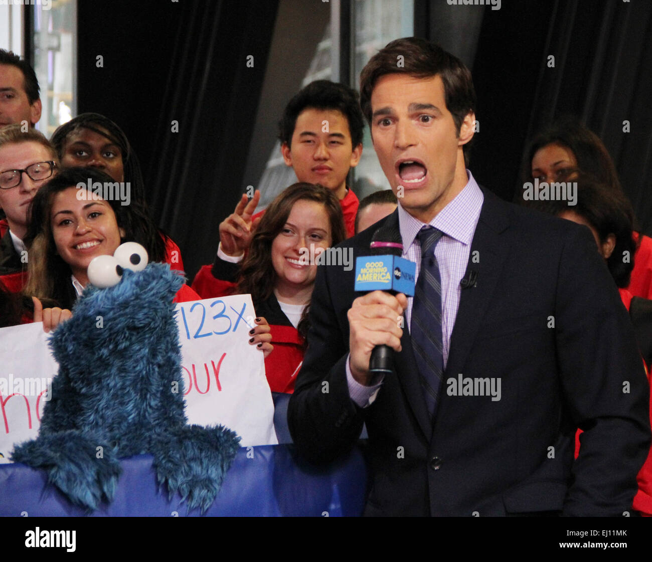 Meteorologe Rob Marciano ist zusammen mit Figuren der Sesamstraße Elmo, Krümelmonster, Abby Cadabby und Grover auf Good Morning America mit: Krümelmonster, Rob Marciano Wetter hosten wo: New York City, New York, USA bei: 12 Sep 2014 Stockfoto