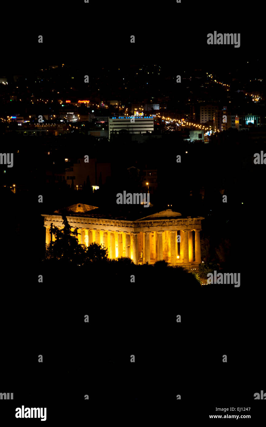 Der Tempel des Hephaistos in der Nacht in der Agora von Athen in Athen, Griechenland. Stockfoto