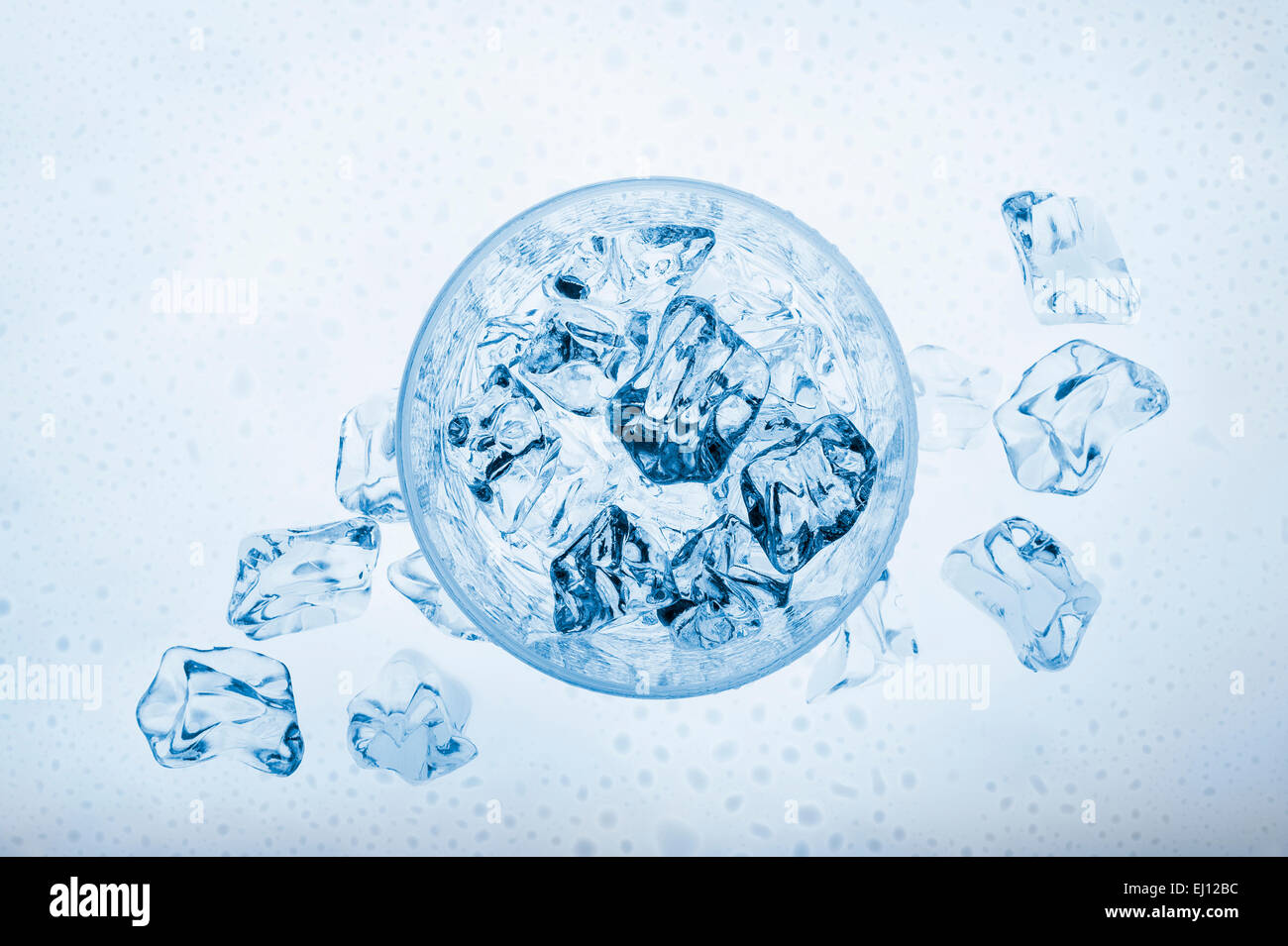 Glas voll frisches Wasser mit Eiswürfeln, Ansicht von oben auf blauem Hintergrund Stockfoto