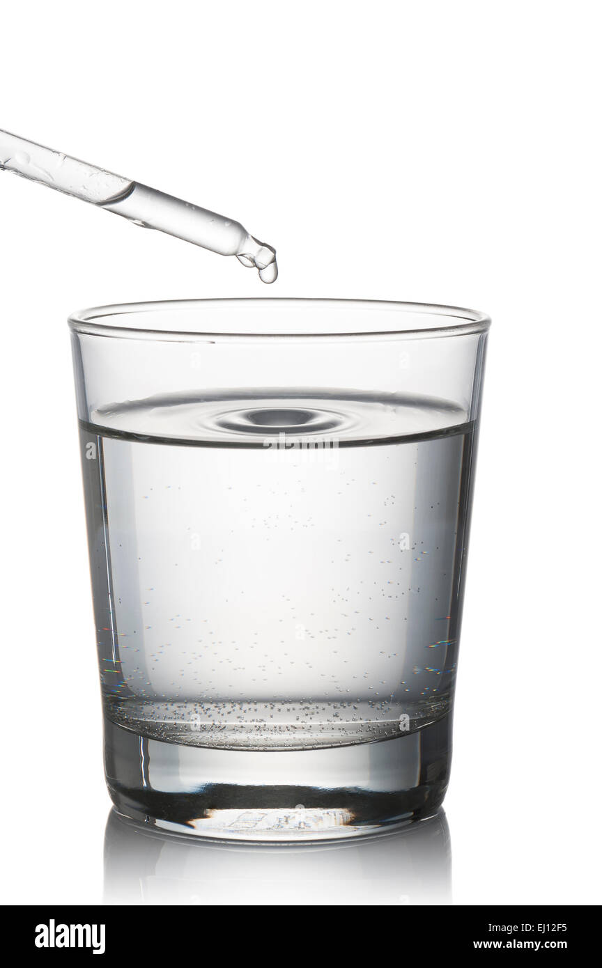 Wasser Glas gefüllt mit Pipette auf weißem Hintergrund Stockfoto