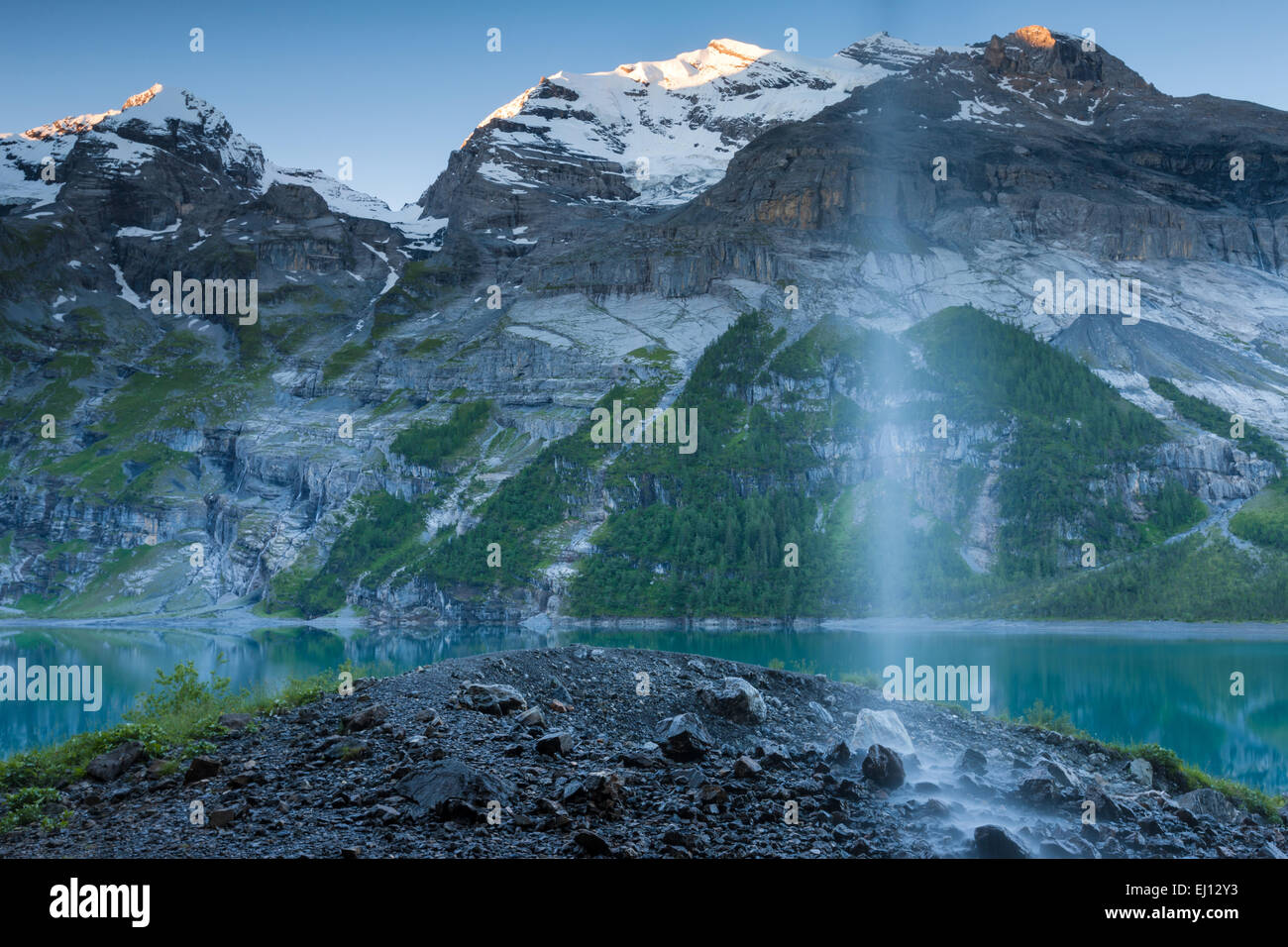 See des Oeschinensees, Schweiz, Europa, Kanton Bern, Berner Oberland, Kandertal, Bergsee, Berge, See, Wasserfall Stockfoto