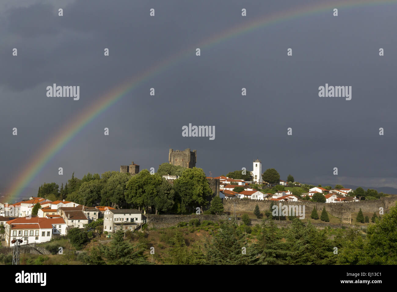 Dramatischen Blick auf die alten Stadtmauern von Braganca mit dunklen Wolken und Regenbogen Portugal Stockfoto