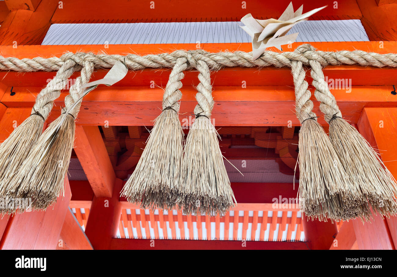 Kyoto, Japan. Die Heian-Schrein (Heian Jingu), ein Shinto-Tempel. Shimenawa Reisstroh Seile bezeichnen einen heiligen Raum Stockfoto