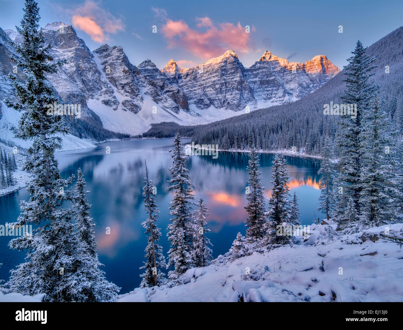 Sunrise und erster Schnee der Saison auf Moraine Lake. Banff Nationalpark, Alberta, Kanada Stockfoto