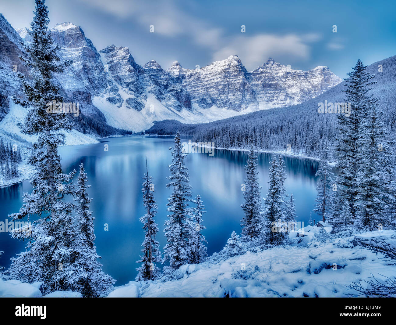 Erster Schnee der Saison auf Moraine Lake. Banff Nationalpark, Alberta, Kanada Stockfoto