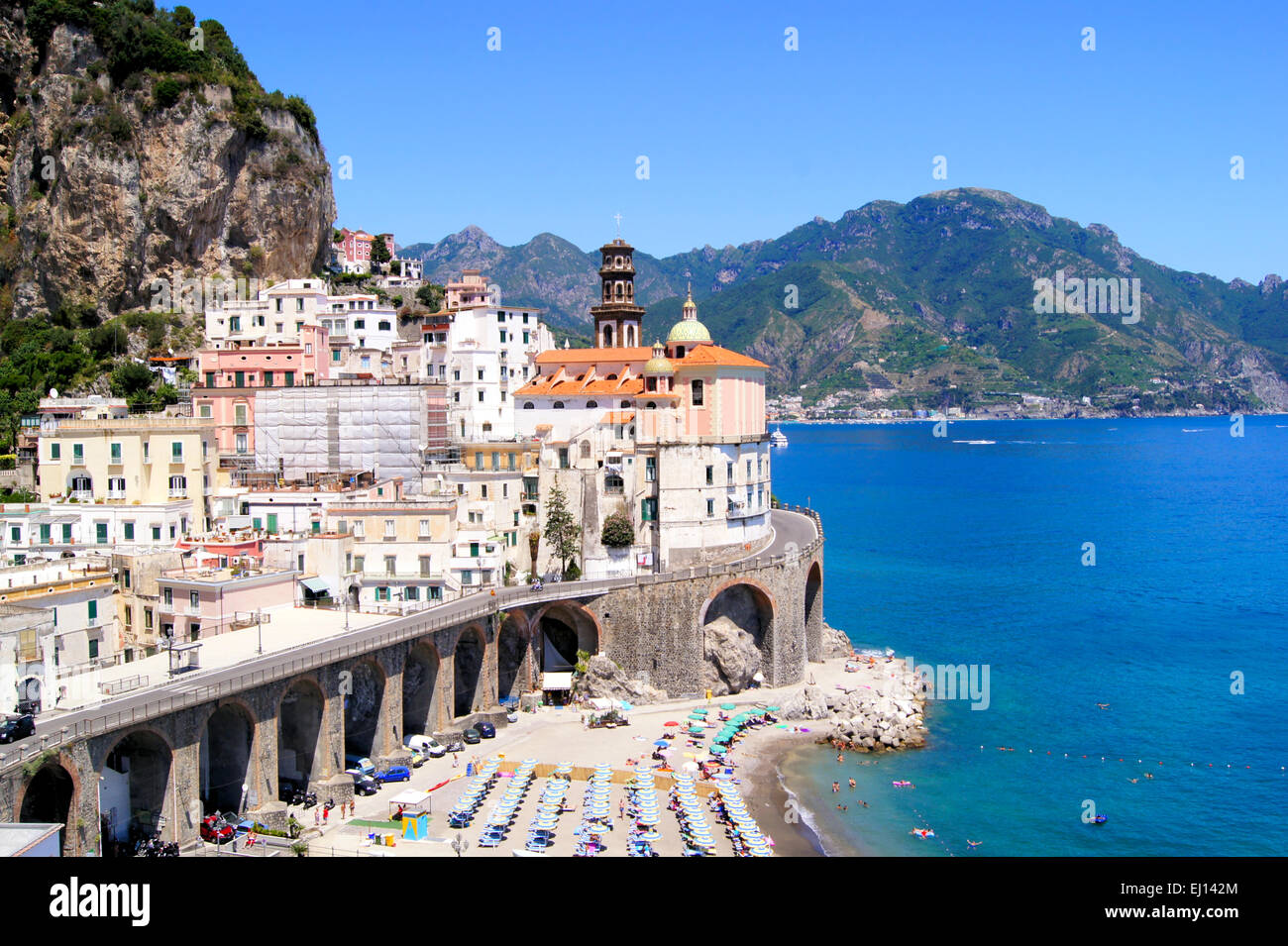 Blick auf das Dorf Atrani auf der schönen Amalfi Küste von Italien Stockfoto