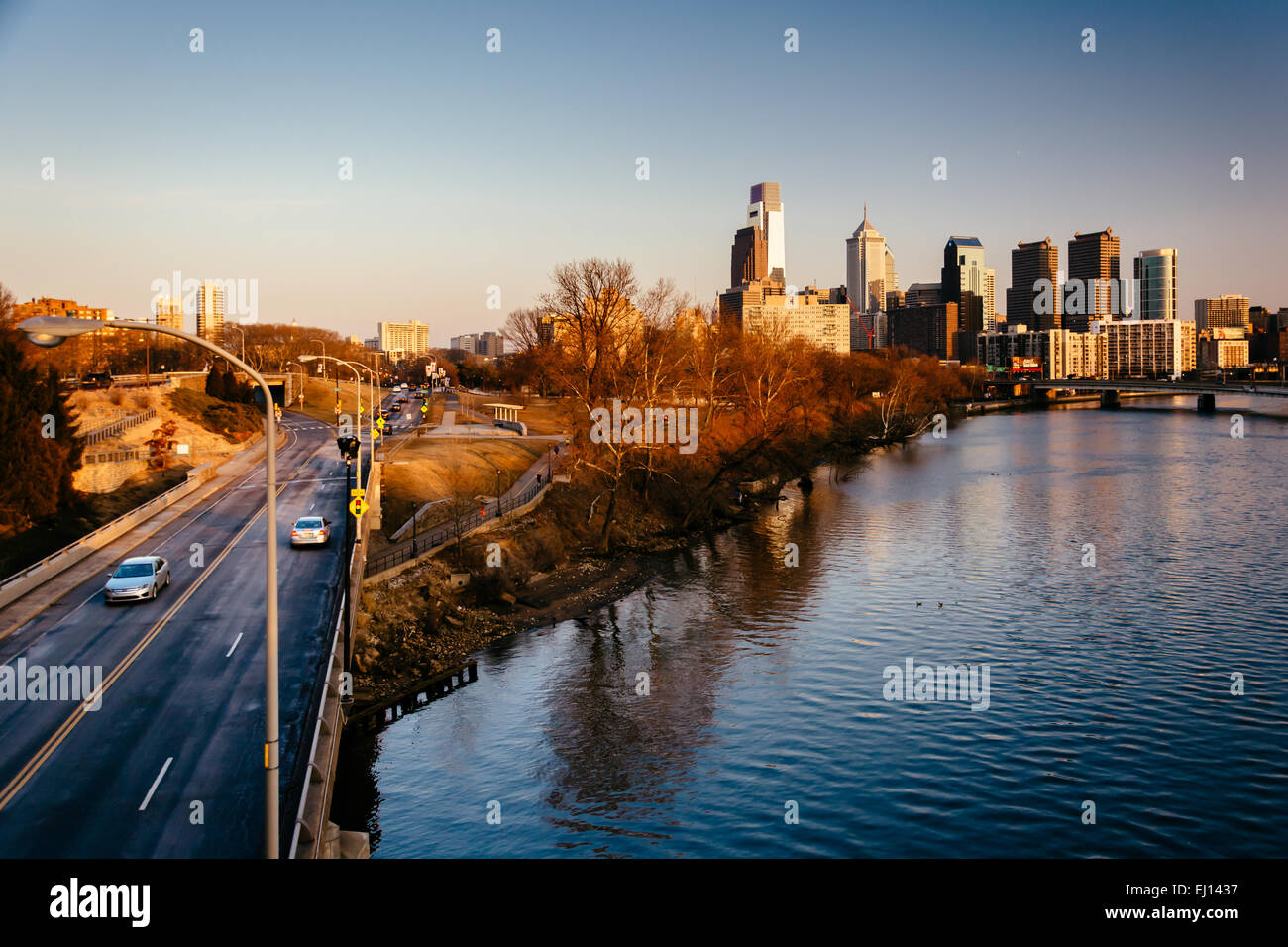 Blick auf die Benjamin Franklin Parkway und Skyline in Philadelphia, Pennsylvania. Stockfoto