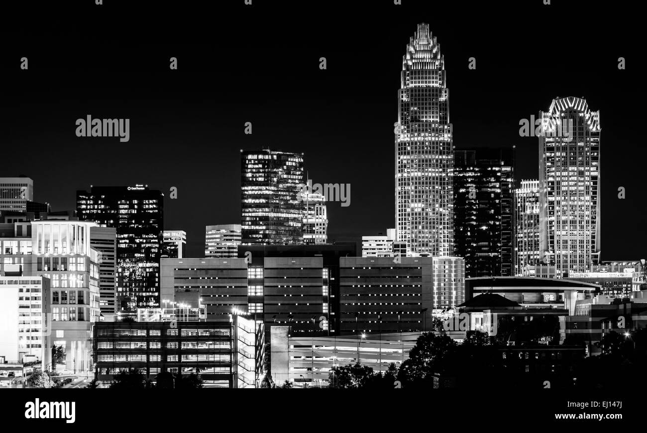 Blick auf die Skyline von Charlotte in der Nacht, North Carolina. Stockfoto