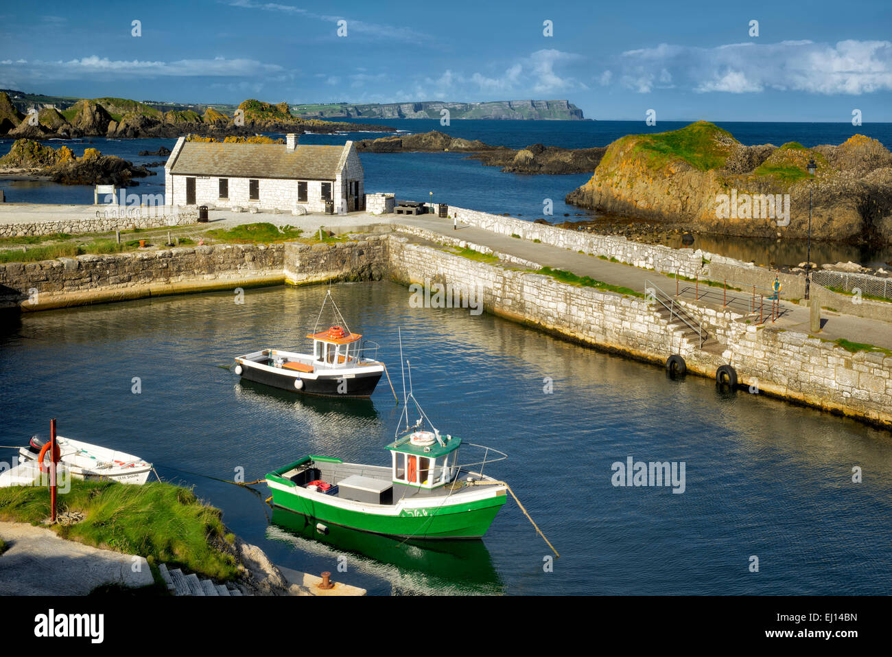 Ballintoy Hafen mit Booten. Nordirland Stockfoto