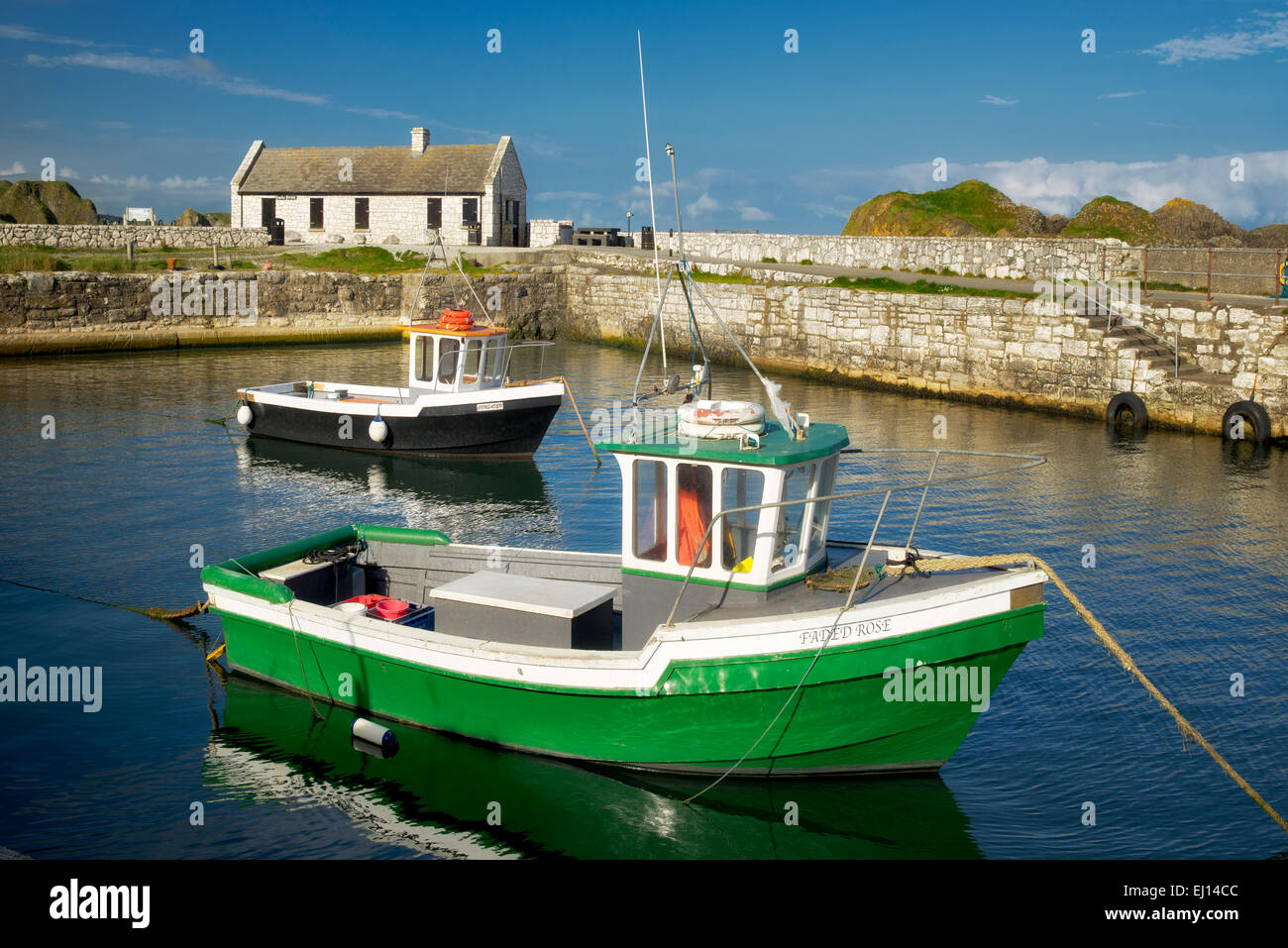 Ballintoy Hafen mit Booten. Nordirland Stockfoto