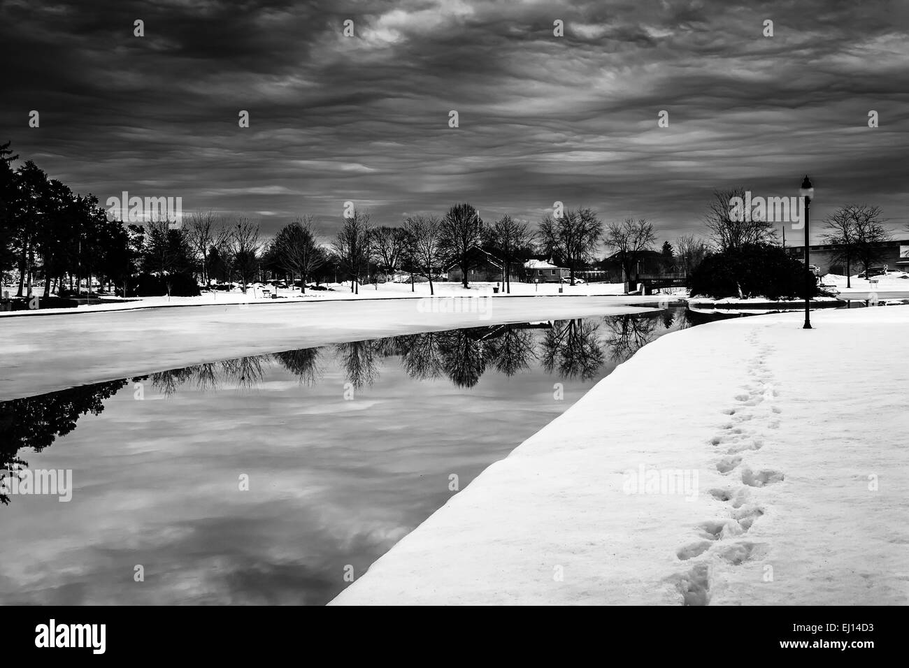 Winter-Reflexionen am Kiwanis-See, in York, Pennsylvania. Stockfoto