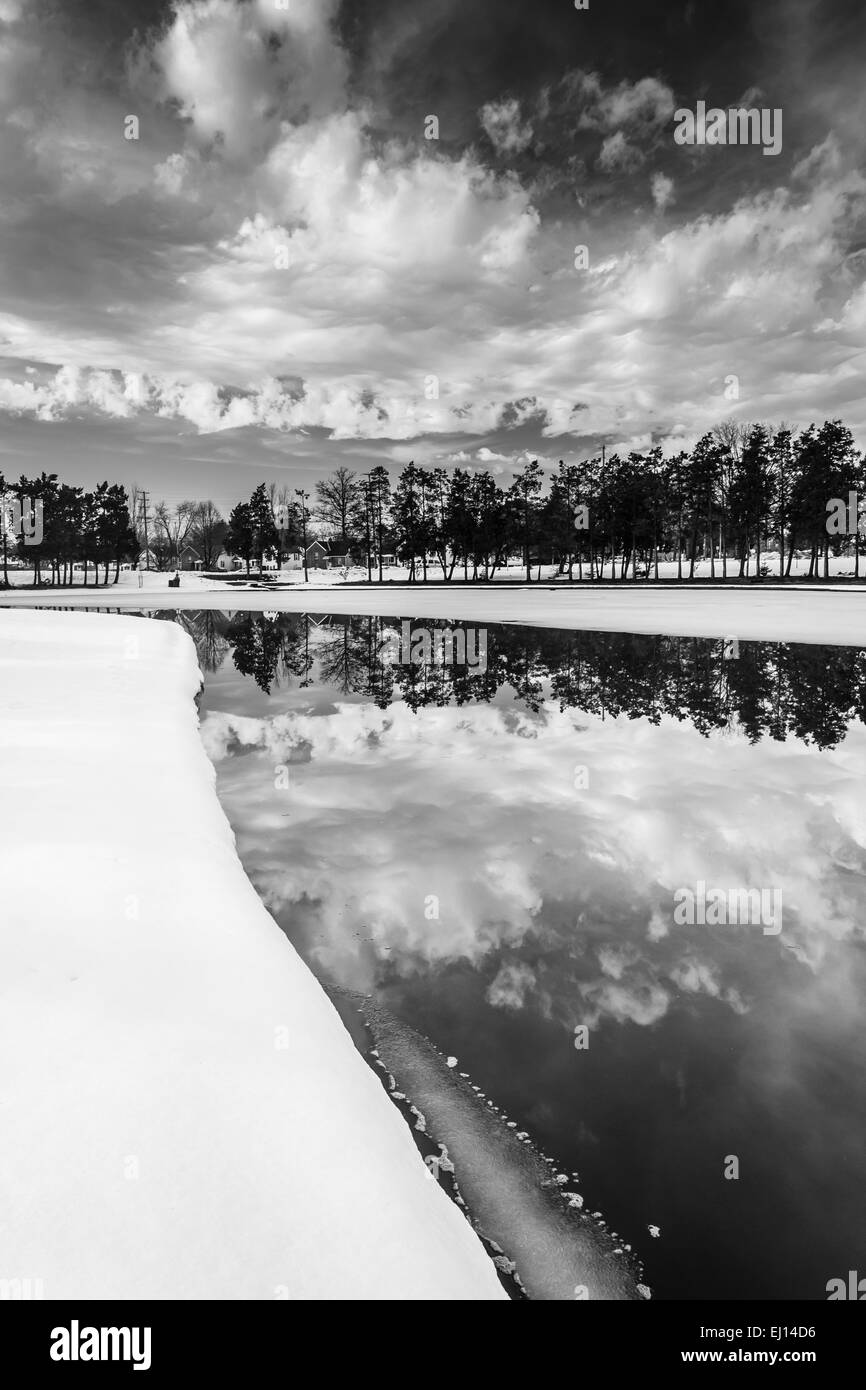 Winter-Reflexionen am Kiwanis-See, in York, Pennsylvania. Stockfoto