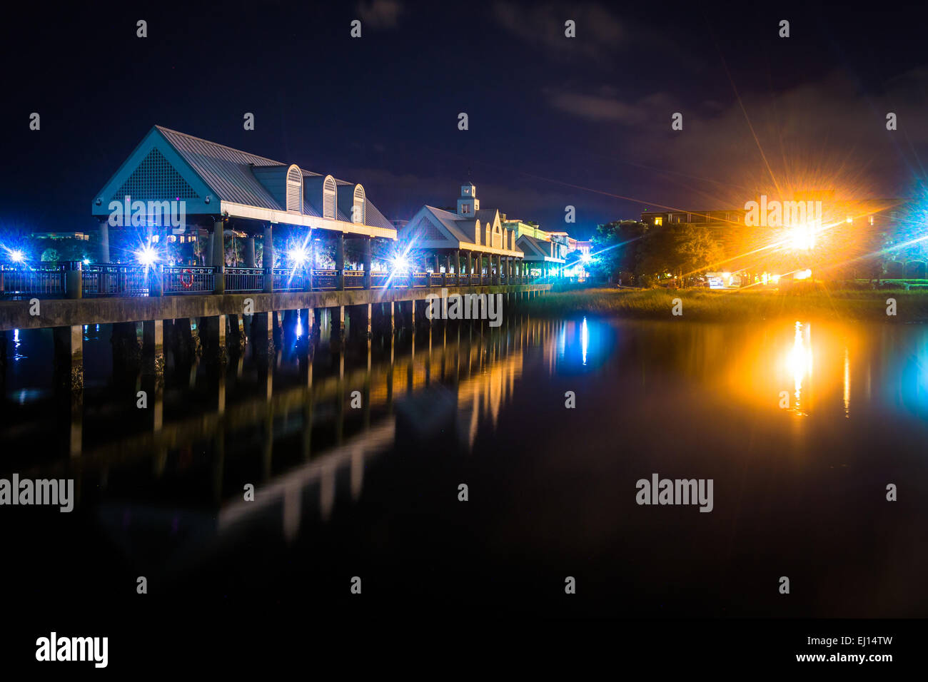 Angelsteg in der Nacht, an der Waterfront Park in Charleston, South Carolina. Stockfoto