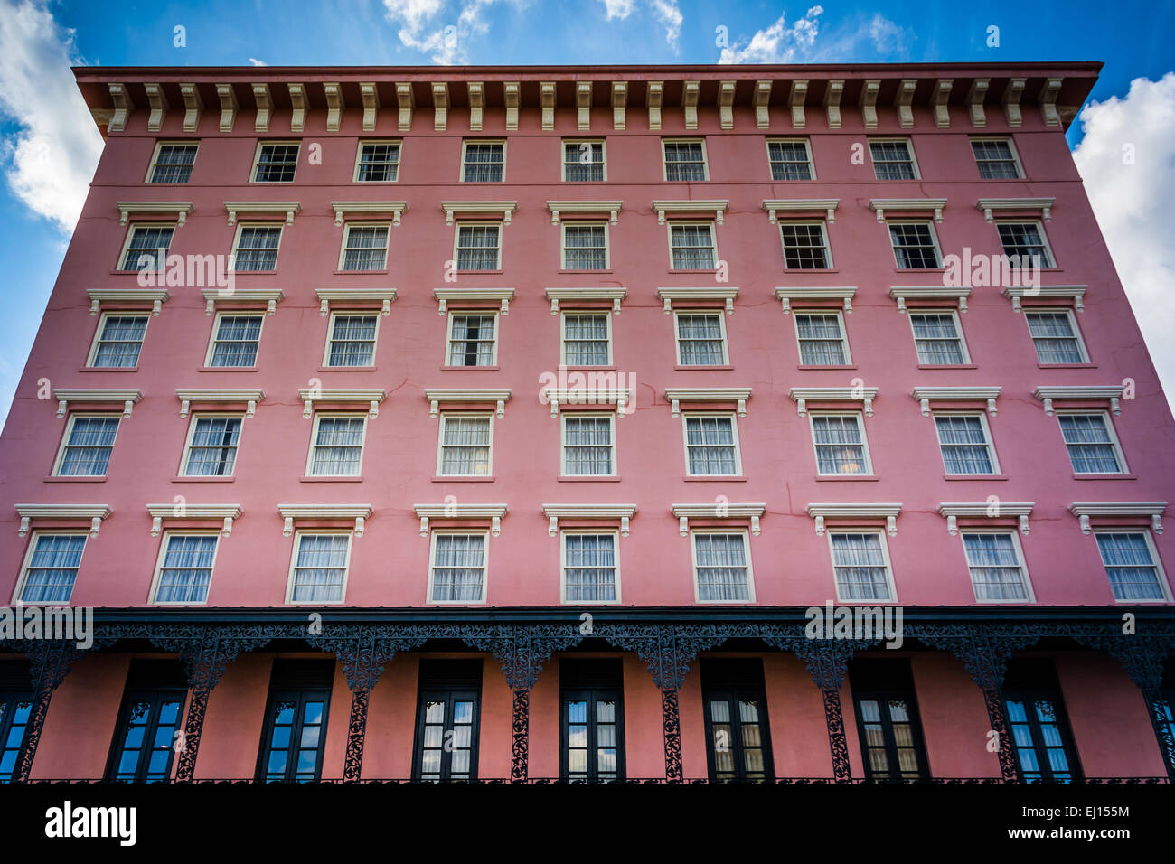 Historischen rosa Gebäude in Charleston, South Carolina. Stockfoto