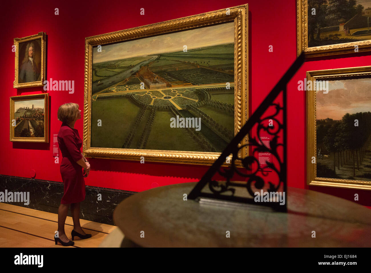 London, UK. 19. März 2015. Das Gemälde A View von Hampton Court von Leonard Knyff, c. 1702-1714 mit einer eines Paares von Sonnenuhren von Thomas Tompion. Die Ausstellung "Malerei-Paradies: die Kunst des Gartens" öffnet am Buckingham Palace, The Queen Gallery am 20. März und läuft bis zum 11. Oktober 2015. Von Gemälden über botanische Detailstudien vereint "Painting Paradise" mehr als 150 Kunstwerke aus der Royal Collection, ungebrochene Attraktivität des Gartens für Künstler aus dem 16. bis ins frühe 20. Jahrhundert zu erkunden. Foto: Bettina Strenske Stockfoto