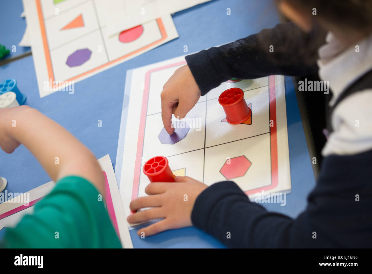 UK Kinder im Grundschulalter verwenden Baumwolle Rollen Formen kennenlernen Stockfoto