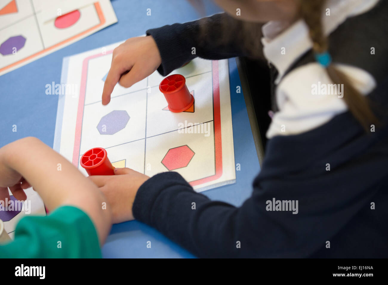 UK Grundschüler lernen über Formen in einem UK-Klassenzimmer Stockfoto