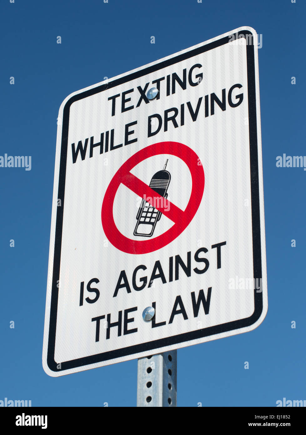 Ein Schild Warnung Treiber SMS während der Fahrt ist gegen das Gesetz Stockfoto