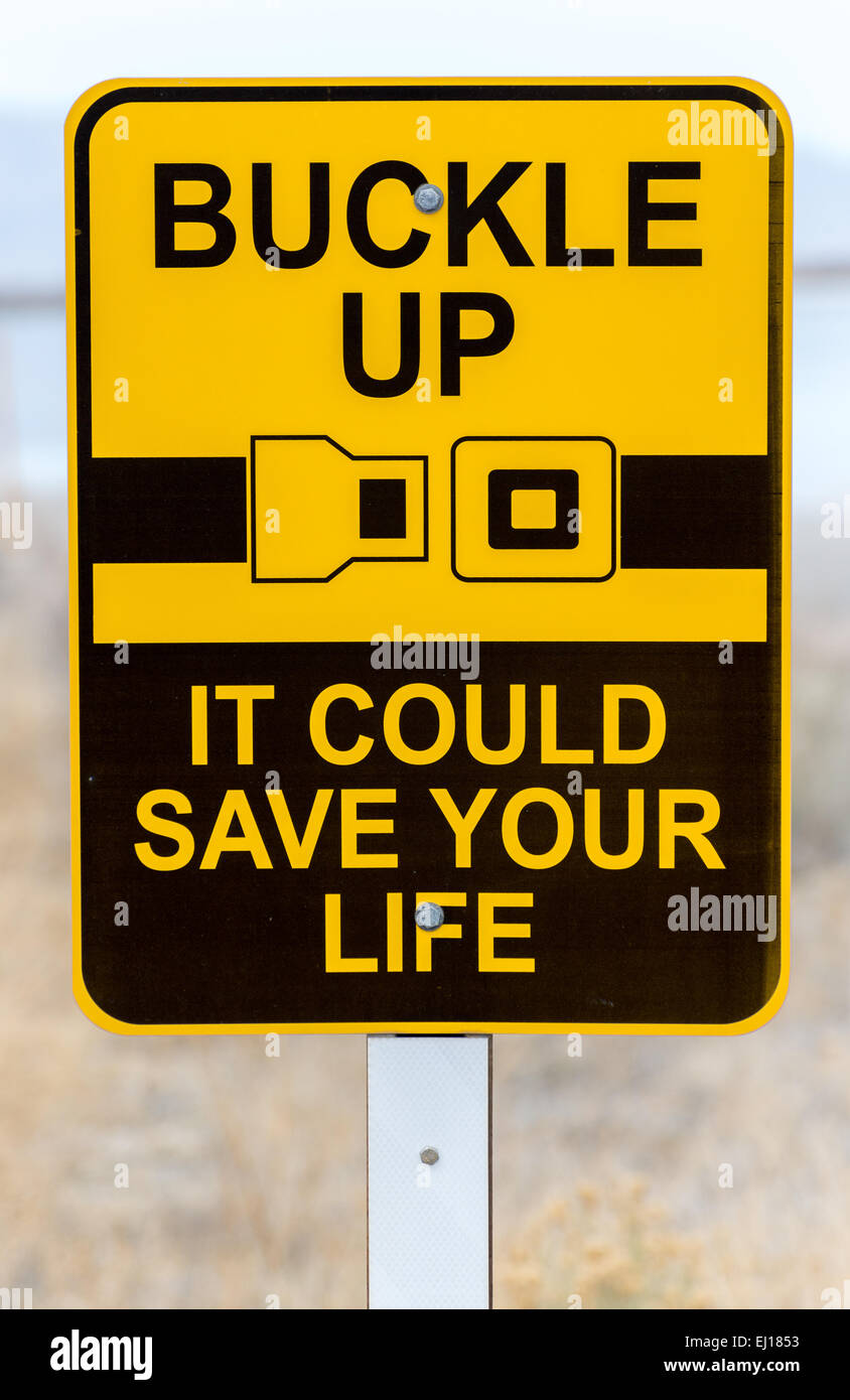 Ein Schild Warnung Fahrer, Schnallen Sie ihre Sicherheitsgurte um ihr Leben zu retten Stockfoto