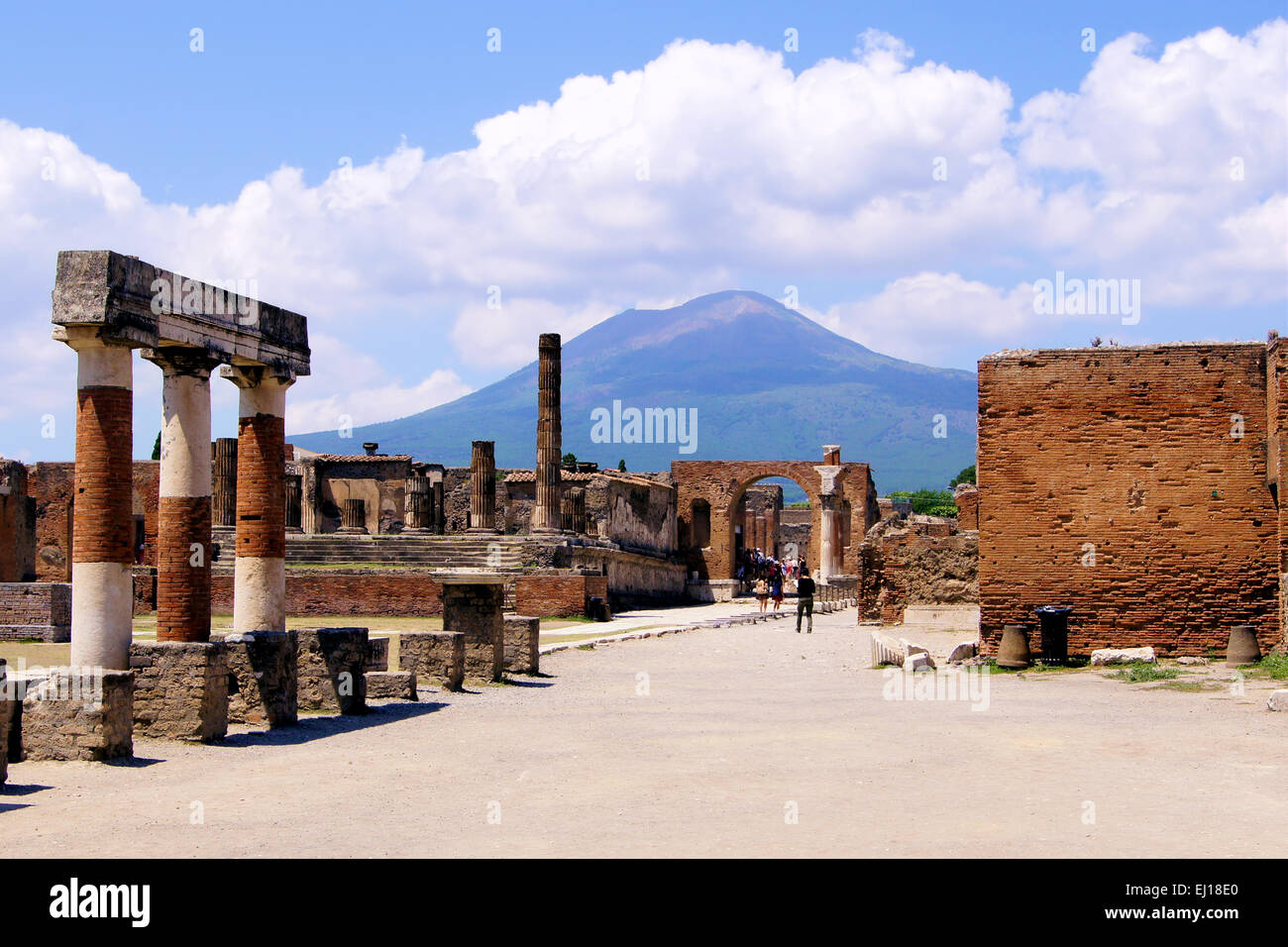 Blick auf den Vesuv durch die Ruinen des Forums an Pompeji, Italien Stockfoto
