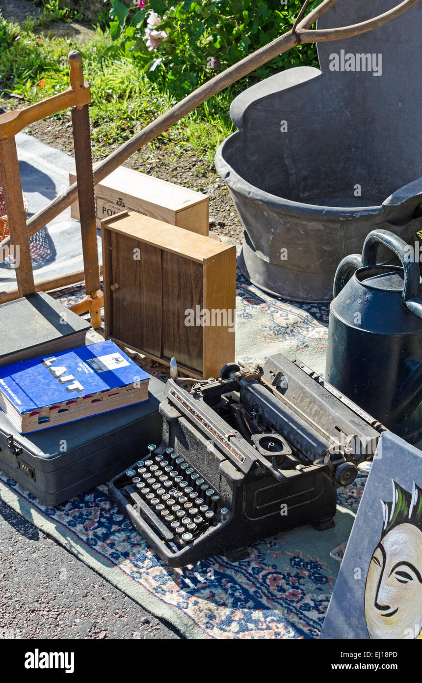 Antike Schreibmaschine zum Verkauf an der Marché Aux Puces in Gigny-Sûr-Saône, Burgund Frankreich Stockfoto