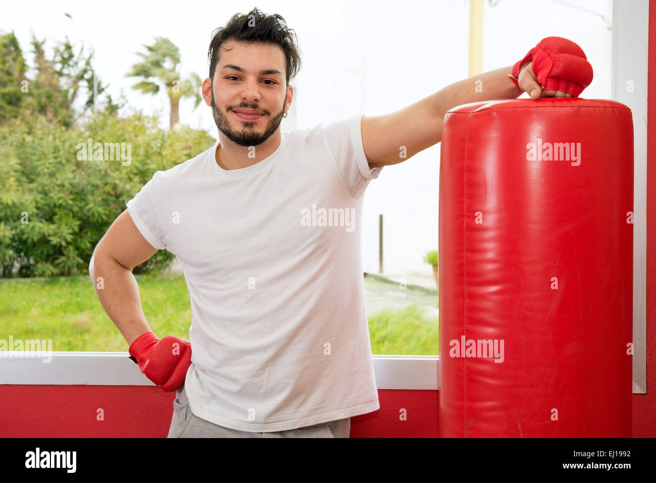 Porträt des jungen sportlichen Männermodel Lachen nach Sport Zeit Stockfoto
